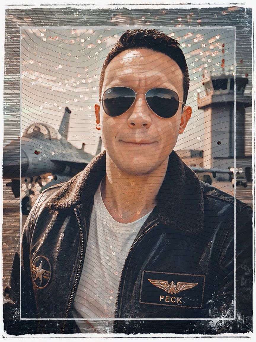 Retrato de Peck con gafas de aviador y chamarra de piloto.